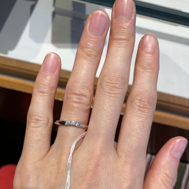 【銀座ダイヤモンドシライシの口コミ】 婚約指輪をこちらでいただいたので、結婚指輪も見ました。同じ店舗なので…