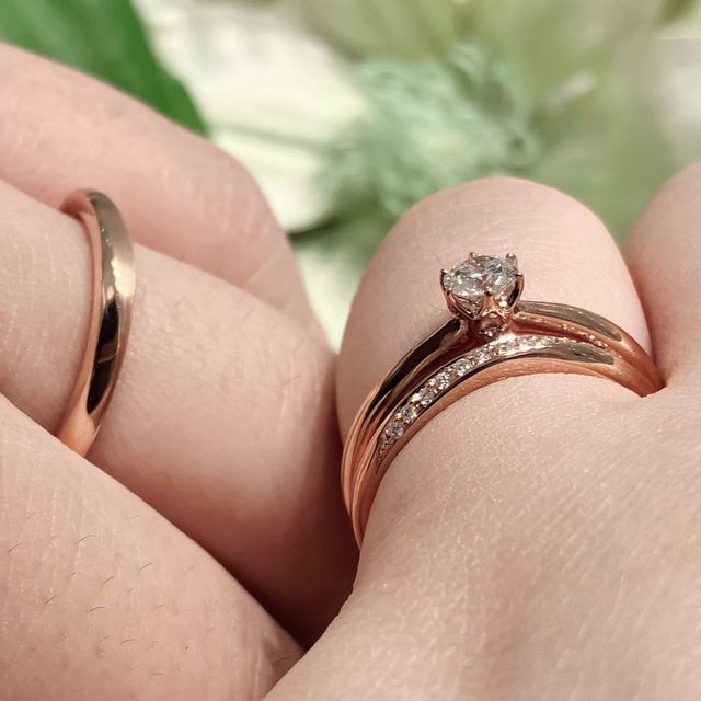 【4℃ BRIDAL(ヨンドシーブライダル)の口コミ】 華奢なピンクゴールドを求めて7店舗探しました。ウェーブリングだと指も長…