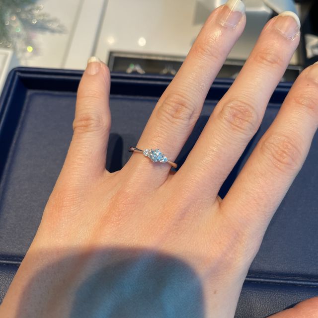 【銀座ダイヤモンドシライシの口コミ】 ストレートタイプで、3つのダイヤのバランスが素晴らしくとても素敵でした…