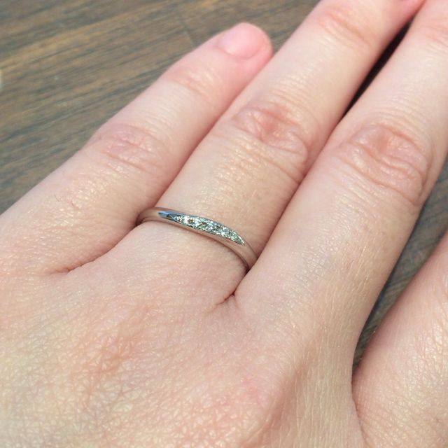 【A DEUX(アドゥー)の口コミ】 軽めのウェーブがかかっており、
その中にダイヤが5石入っています。
見た…