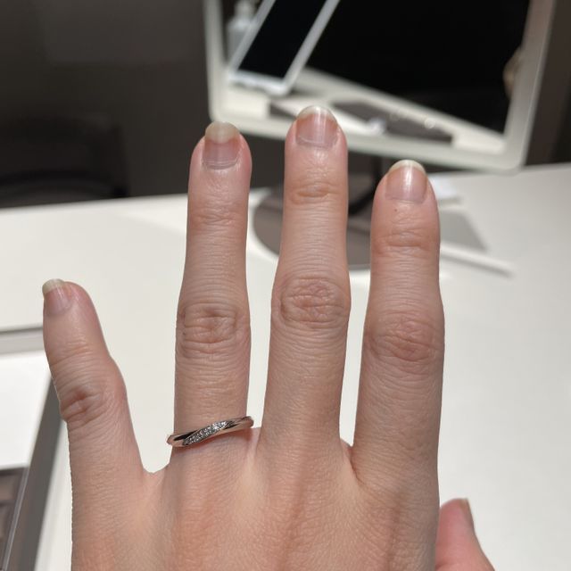 【アイプリモ(I-PRIMO)の口コミ】 斜めに複数のダイヤが並ぶデザインが好みだったこと、付け心地がとても良…