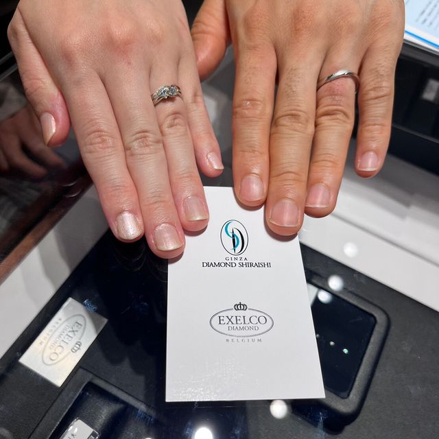 【銀座ダイヤモンドシライシの口コミ】 派手すぎず、左右対称では無いデザインの指輪が好みで、この婚約指輪を見…