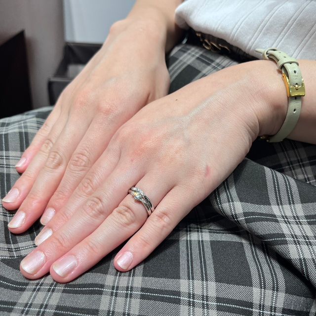 【銀座ダイヤモンドシライシの口コミ】 派手すぎず、左右対称では無いデザインの指輪が好みで、この婚約指輪を見…