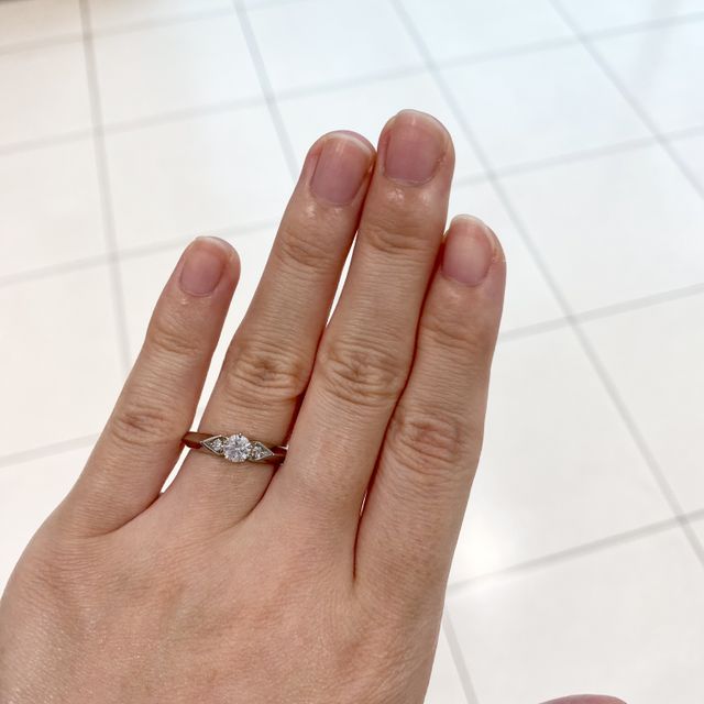 【ショーメ(CHAUMET)の口コミ】 シンプルですが、他の人と被らなさそうなデザインが決め手でした。
私の手…