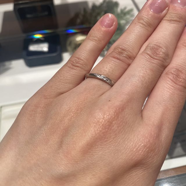 【銀座ダイヤモンドシライシの口コミ】 婚約指輪と同じ種類のものを購入しました。斜めにダイヤが入っており、結…
