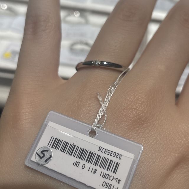 【アイプリモ(I-PRIMO)の口コミ】 1粒ダイヤが付いている部分とプラチナ部分の継ぎ目がくびれていて、ダイヤ…