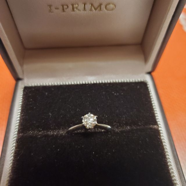 【アイプリモ(I-PRIMO)の口コミ】 シンプルで王道のデザイン、ダイヤモンドがきれいに見えるリングを選んだ…