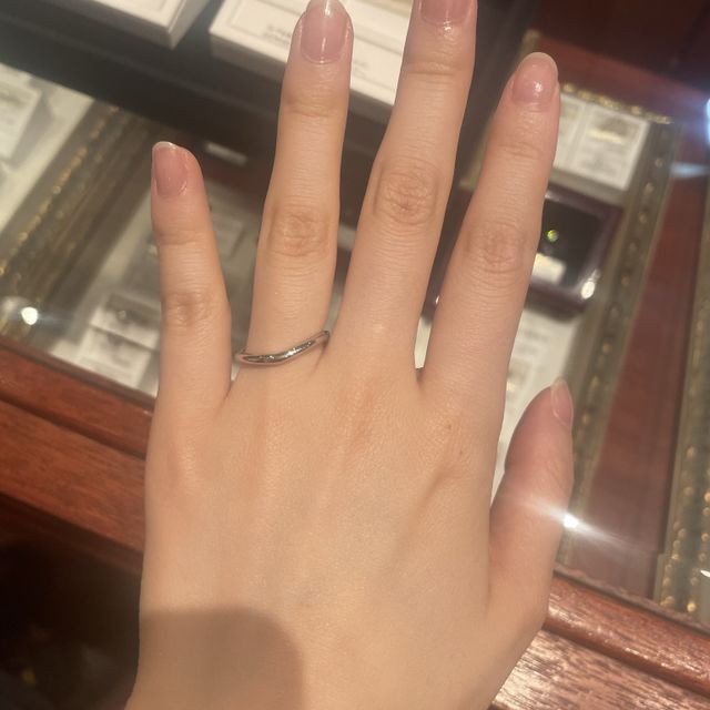 【ケイウノ ブライダル(K.UNO BRIDAL)の口コミ】 ななめに傾けるとハートの形が浮かび上がる、可愛らしいデザインがポイン…