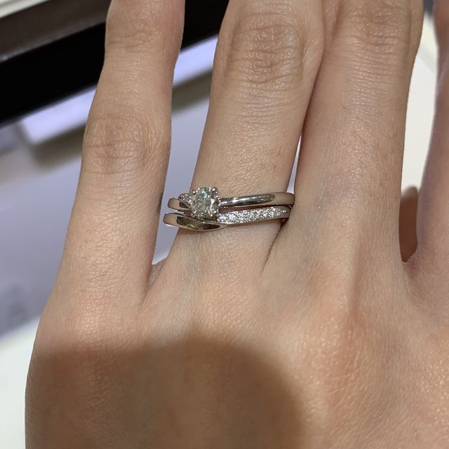 【俄(にわか)の口コミ】 結婚指輪と婚約指輪を重ねてつけられるように考えられているため、重ね付…