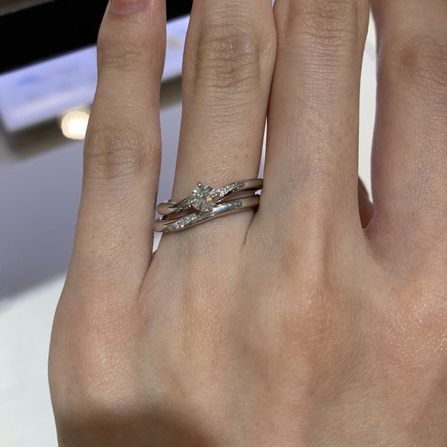 【俄(にわか)の口コミ】 結婚指輪と婚約指輪を重ねてつけられるように考えられているため、重ね付…