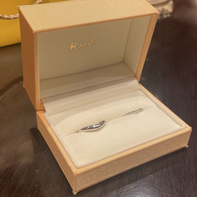 【ケイウノ ブライダル(K.UNO BRIDAL)の口コミ】 指が細めなので、細い指輪を探していました。
v字なので指が長く見える効…