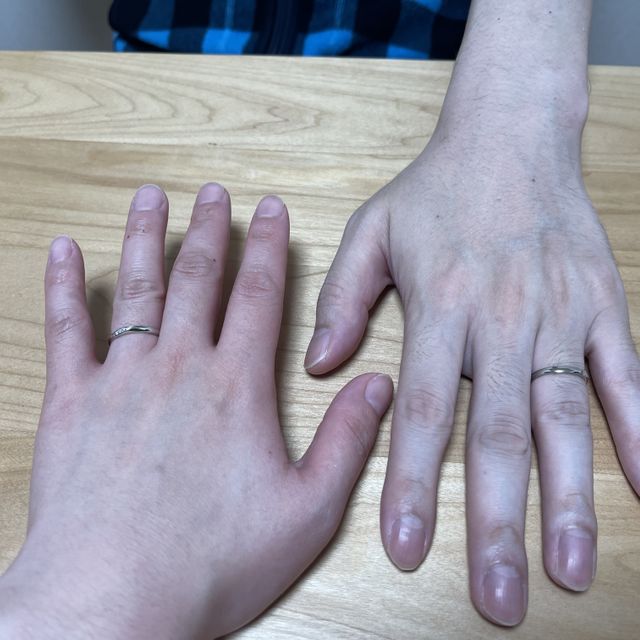 【銀座ダイヤモンドシライシの口コミ】 シンプルでつけやすくて、湾曲になっているところが少し指を華奢にみせて…