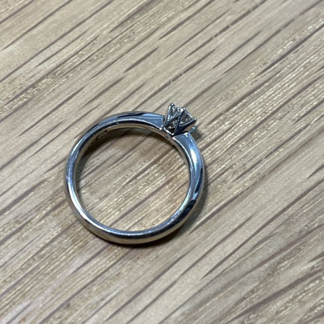 【ラザール ダイヤモンド(LAZARE DIAMOND)の口コミ】 シンプルだけど一粒のダイヤモンドが華やかな煌めきを放っていて、一目惚…