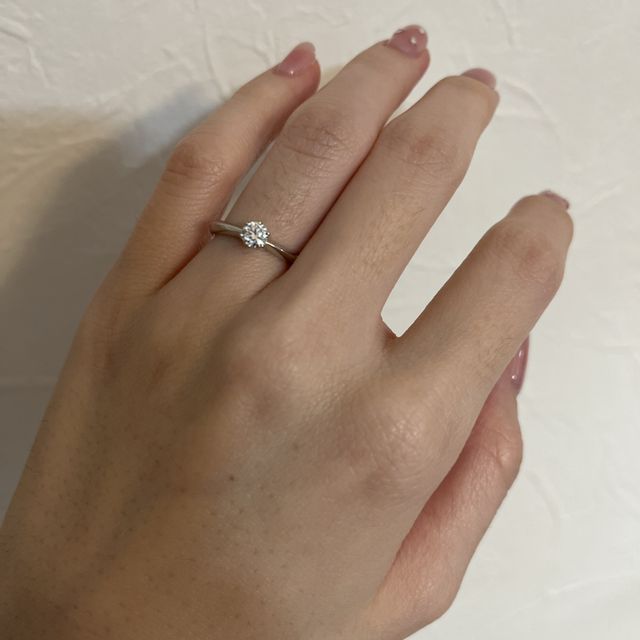 【ラザール ダイヤモンド(LAZARE DIAMOND)の口コミ】 シンプルだけど一粒のダイヤモンドが華やかな煌めきを放っていて、一目惚…