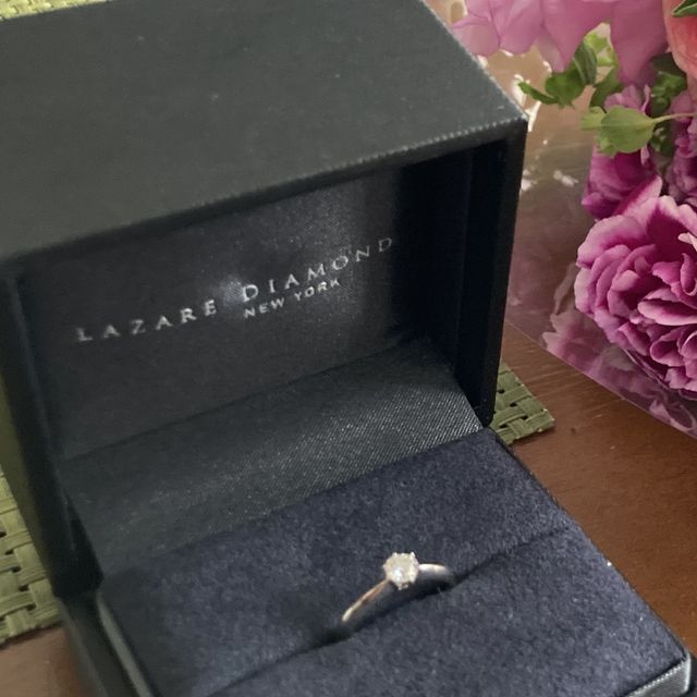【ラザール ダイヤモンド(LAZARE DIAMOND)の口コミ】 シンプルだけど一粒のダイヤモンドが華やかな煌めきを放っていて、一目惚…