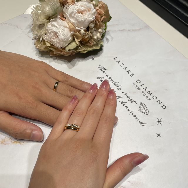 【ラザール ダイヤモンド(LAZARE DIAMOND)の口コミ】 婚約指輪との相性が決め手でした。婚約指輪が煌びやかなので結婚指輪はダ…