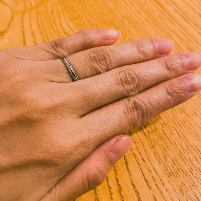 【ケイウノ ブライダル(K.UNO BRIDAL)の口コミ】 婚約指輪と重ね付けて似合うシンプルなデザインを希望していました。指輪…