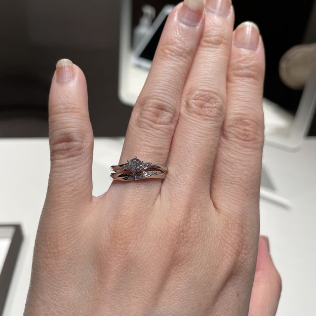 【アイプリモ(I-PRIMO)の口コミ】 普段つける結婚指輪の形に合わせてウェーブタイプを選びました。メレダイ…