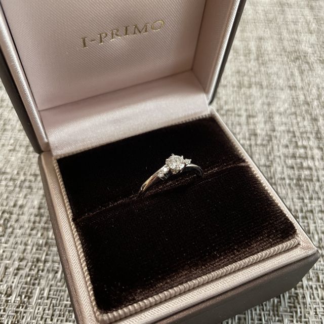 【アイプリモ(I-PRIMO)の口コミ】 普段つける結婚指輪の形に合わせてウェーブタイプを選びました。メレダイ…