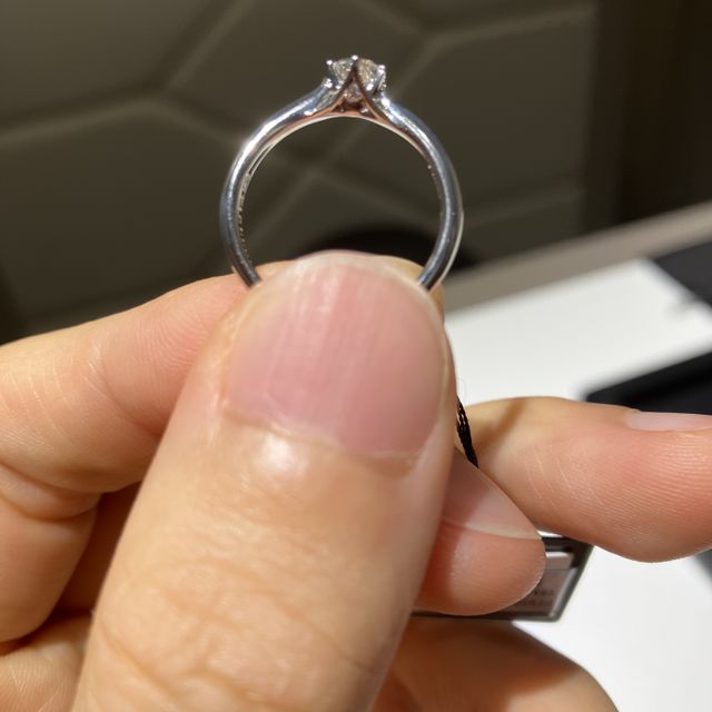 【ラザール ダイヤモンド(LAZARE DIAMOND)の口コミ】 シンプルなデザインながら程よい高さもあり、つけた時の存在感がある点、…