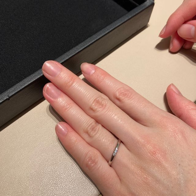 【ティファニー(Tiffany & Co.)の口コミ】 小粒のダイヤモンドが控えめながらとても華やかで綺麗でした。
ハーフエタ…