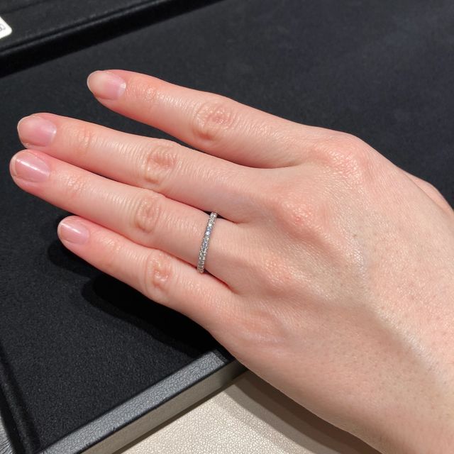 【ティファニー(Tiffany & Co.)の口コミ】 小粒のダイヤモンドが控えめながらとても華やかで綺麗でした。
ハーフエタ…