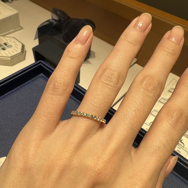 【銀座ダイヤモンドシライシの口コミ】 ハーフエタニティのデザインで、色はイエローゴールドです。婚約指輪にも…