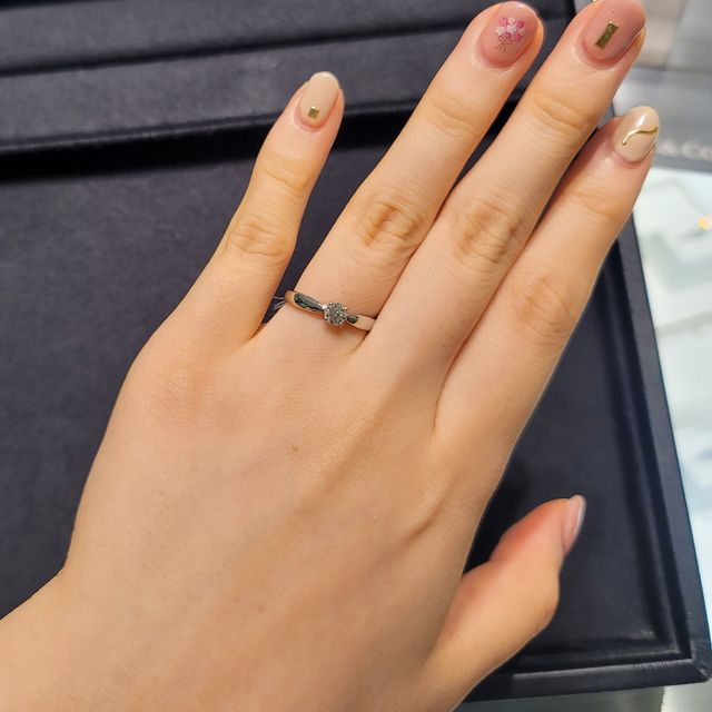 【ティファニー(Tiffany & Co.)の口コミ】 ティファニーセッティングは爪が高く、これぞまさにTHE婚約指輪！という感…