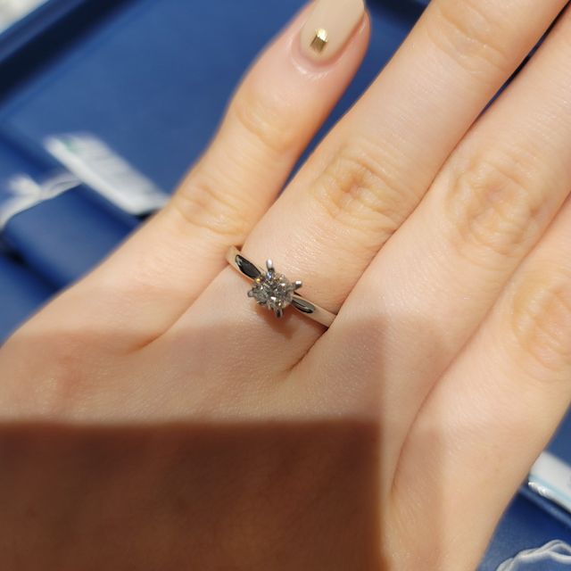 【銀座ダイヤモンドシライシの口コミ】 シンプルな一粒ダイヤのストレートタイプで爪があまり高すぎないものがい…