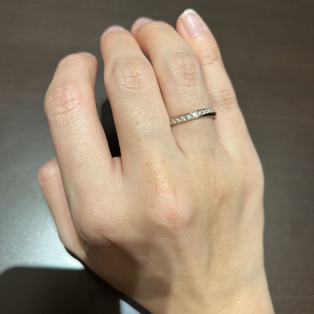 【TANZO.(鍛造指輪)の口コミ】 弱めのS字リングなので、ぱっと見はあまりカーブを感じません。が、自然に…