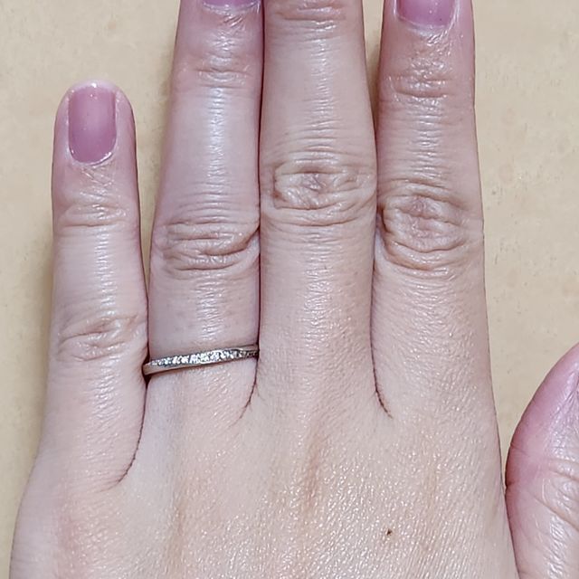 【銀座ダイヤモンドシライシの口コミ】 ダイヤの入っている面積が長く輝きがとてもきれいでダイヤが斜めに入って…