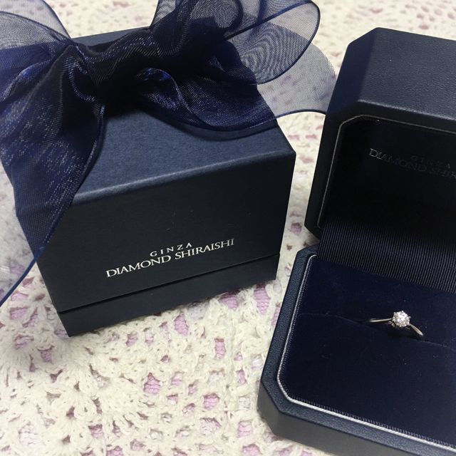 【銀座ダイヤモンドシライシの口コミ】 セントグレアという背の高い指輪を選びました。教会をイメージしたデザイ…
