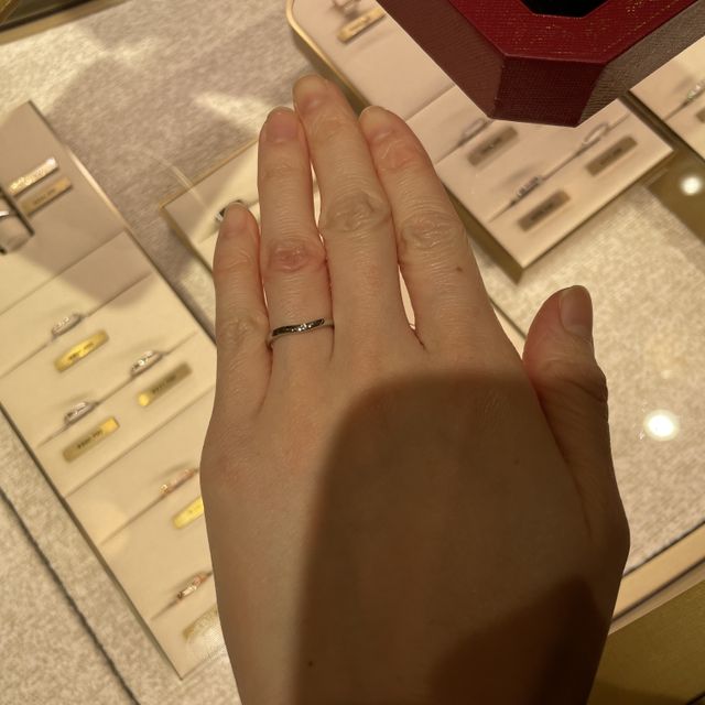 【カルティエ(Cartier)の口コミ】 王道ですがシンプルかつあきのこない、可愛らしいデザインです。写真だと…