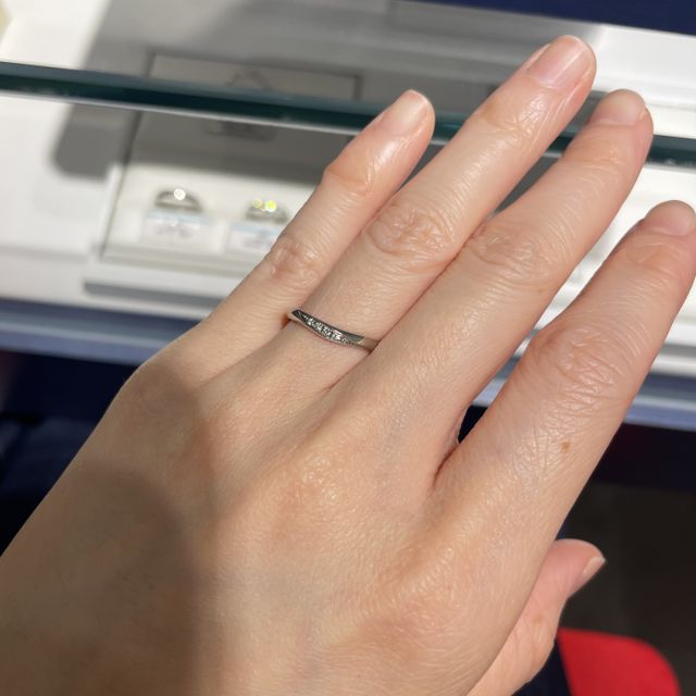 【銀座ダイヤモンドシライシの口コミ】 私はあまりギラギラしていない、石が小さいタイプが良かったのでこちらを…