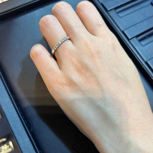 【ROYAL ASSCHER(ロイヤル・アッシャー)の口コミ】 素材は忘れてしまいましたが、ハーフエタニティの王道な結婚指輪かと思い…