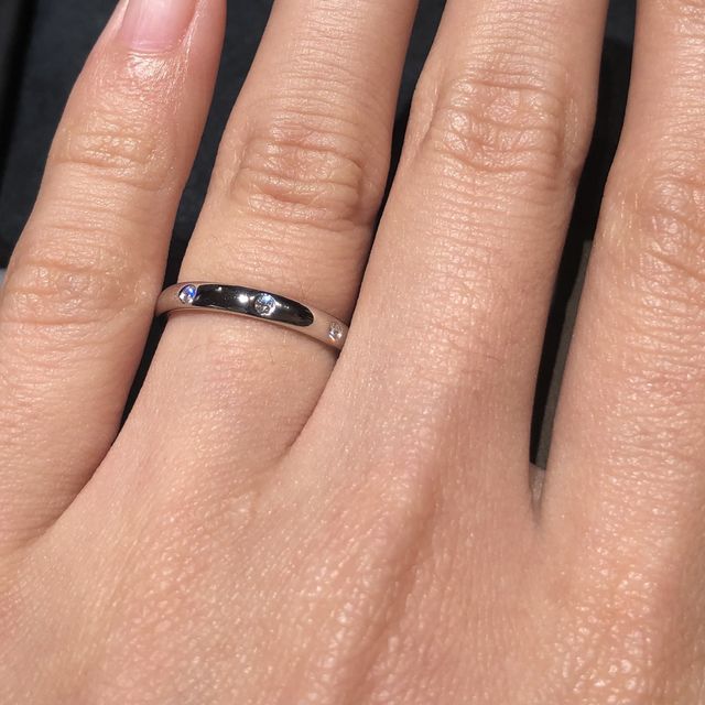 【ヴァン クリーフ＆アーペル(Van Cleef & Arpels)の口コミ】 ダイヤが三石入っている指輪です。
ダイヤの輝きがとても綺麗でした。シン…