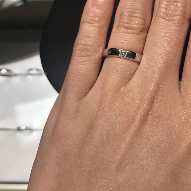 【ヴァン クリーフ＆アーペル(Van Cleef & Arpels)の口コミ】 指輪の中央に、ダイヤが一石付いている指輪です。
幅は、女性がつける指輪…