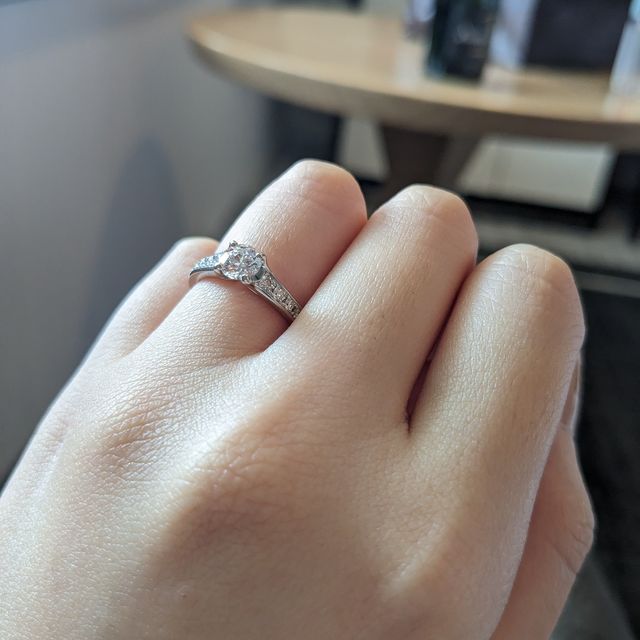 【エクセルコダイヤモンド(EXELCO DIAMOND)の口コミ】 デザインが探して求めていたものだったのでこちらを選びました。予約して…