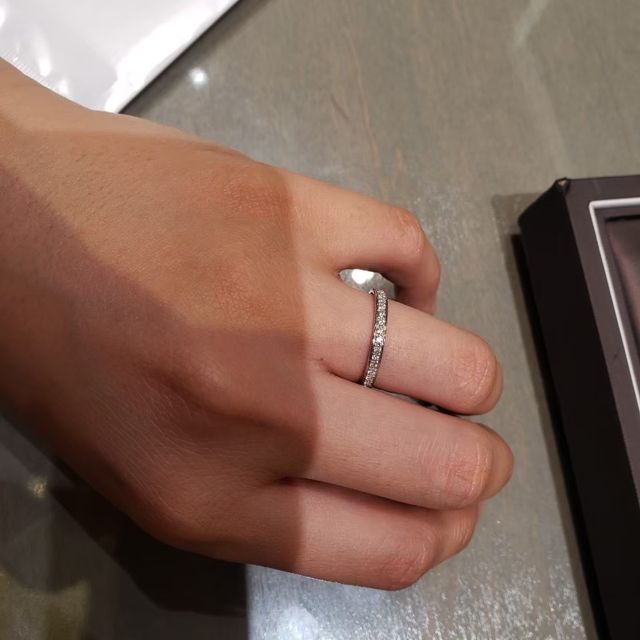 【アイプリモ(I-PRIMO)の口コミ】 とてもシンプルなハーフエタニティですので、着る服やファッションをあま…