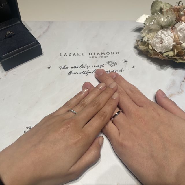 【ラザール ダイヤモンド(LAZARE DIAMOND)の口コミ】 男女ペアのものでV字のデザインを探していました。ダイヤの入ったキラキラ…