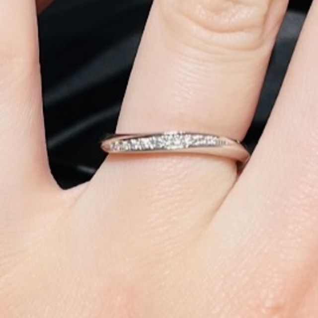 【エクセルコダイヤモンド(EXELCO DIAMOND)の口コミ】 色々なデザインがあり、迷いましたがダイヤが沢山入っている華やかなデザ…