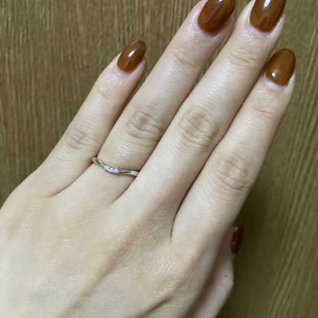 【アイプリモ(I-PRIMO)の口コミ】 婚約指輪とのダブルリングにするために細めのタイプを選びました。またウ…
