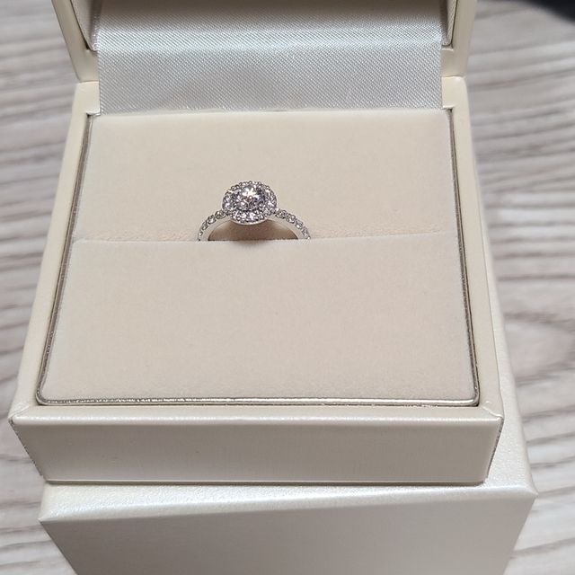 【宝寿堂(ほうじゅどう)の口コミ】 メインのダイヤを包み込むようなデザインで、質のいいダイヤにプラチナ950…