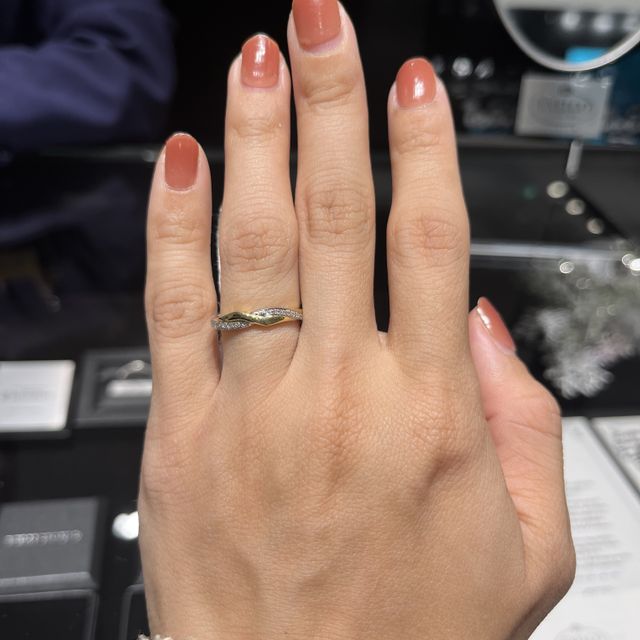 【エクセルコダイヤモンド(EXELCO DIAMOND)の口コミ】 プラチナでダイヤが斜めに入っているため動きがあったところ。指が細く長…