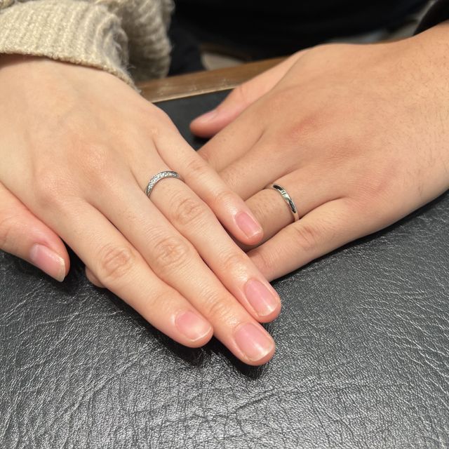 【ROYAL ASSCHER(ロイヤル・アッシャー)の口コミ】 まずは自分の指に合う形を決めました。(私の場合ウェーブでした) その後、…