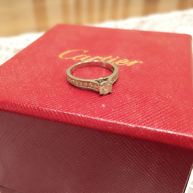 【カルティエ(Cartier)の口コミ】 王道のデザインと中央とサイドのダイヤモンドの上品さが美しく、指にはめ…