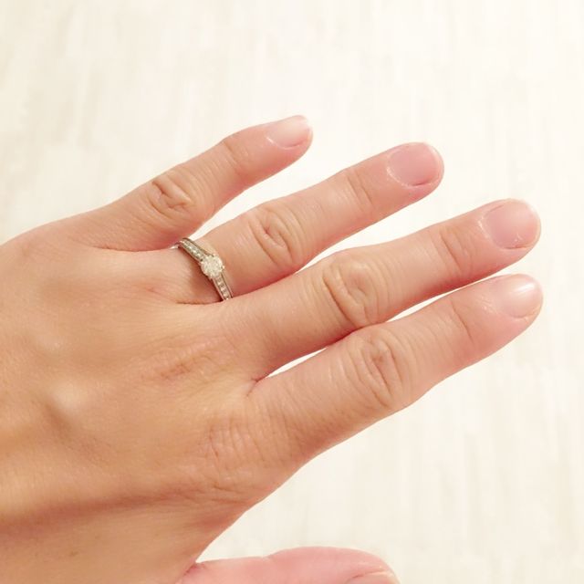 【カルティエ(Cartier)の口コミ】 王道のデザインと中央とサイドのダイヤモンドの上品さが美しく、指にはめ…
