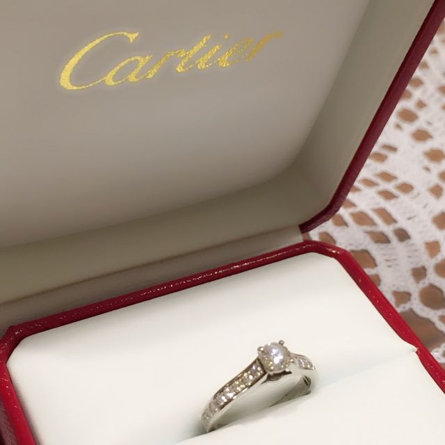 【カルティエ(Cartier)の口コミ】 王道のデザインと中央とサイドのダイヤモンドの上品さが美しく、指にはめ…