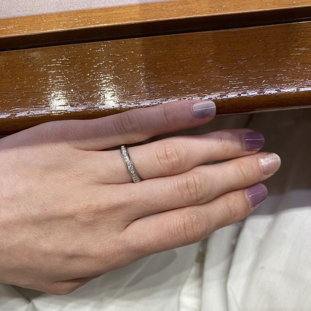 【ブルガリ(BVLGARI)の口コミ】 少しくびれがあって、小さめのダイヤモンドと大きめのダイヤモンドが混じ…