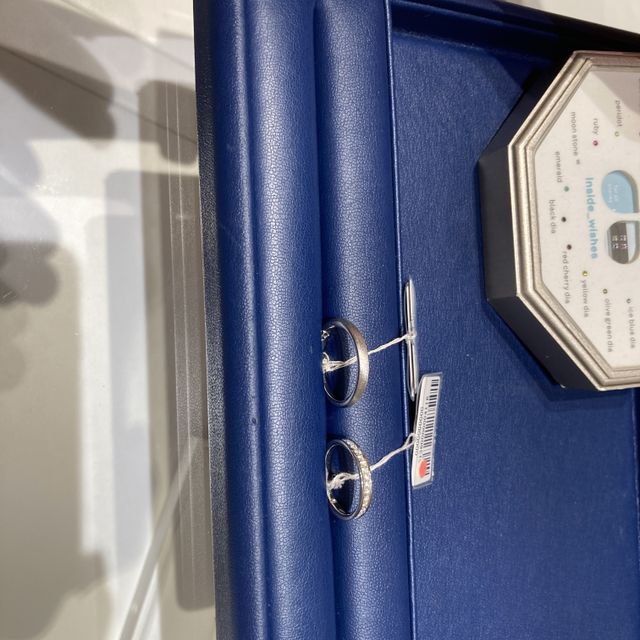 【銀座ダイヤモンドシライシの口コミ】 ダイヤモンドが全面にあるエレガントな指輪がいいとおもっていたので、こ…